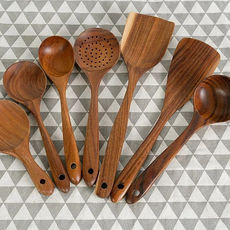 Close-up of the teak grain across the Teakoro set
