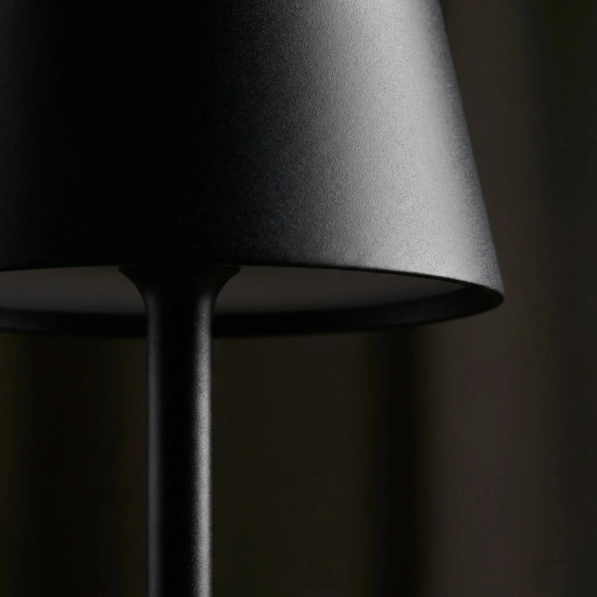 Glowmere - Minimalist Slim-Stem Table Lamp