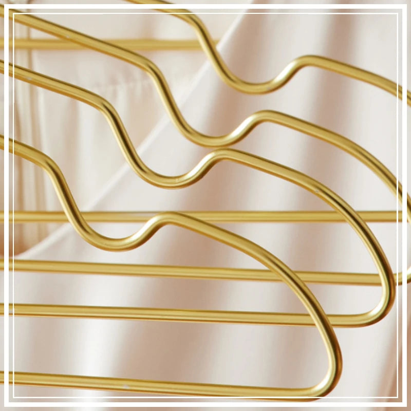 Dimensions of the Aluvia hanger: 40 cm wide, 21 cm high